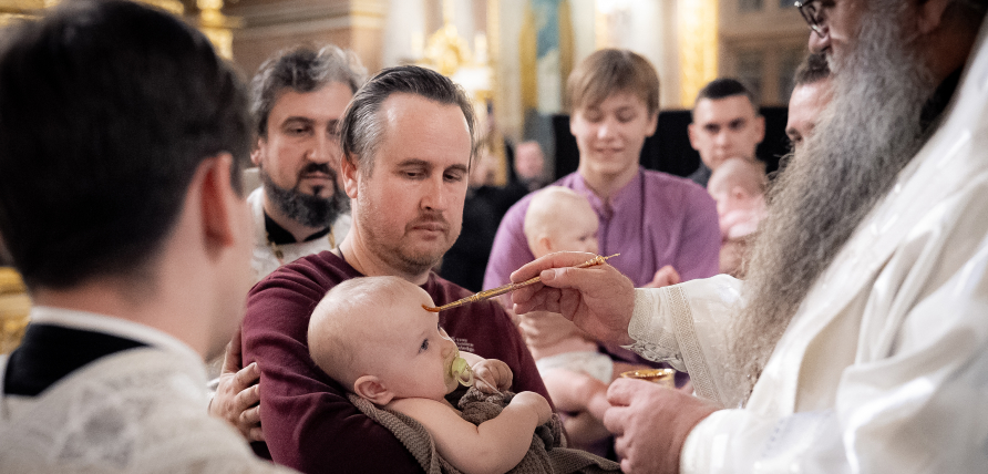 Митрополит Георгий совершил крещение шестерых детей из многодетных семей