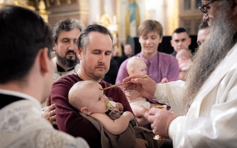 Митрополит Георгий совершил крещение шестерых детей из многодетных семей